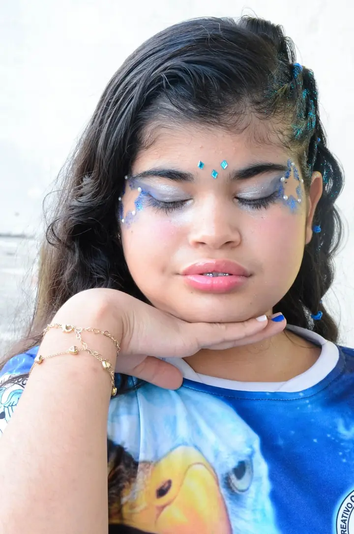 Clara com brilhos no rosto