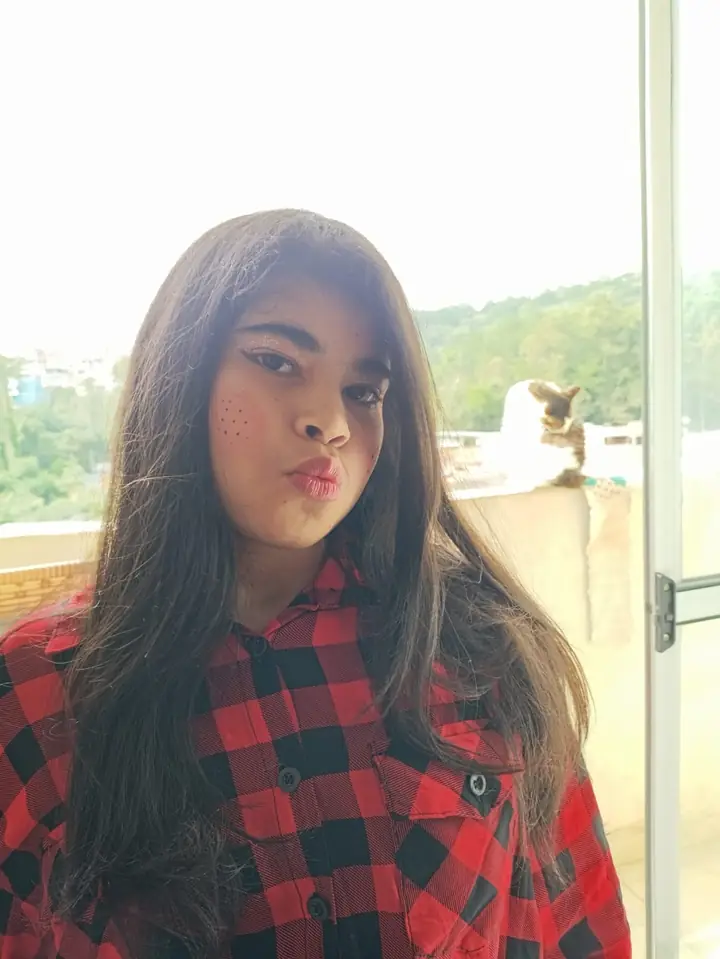 Clara de camisa xadrez vermelha